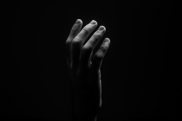 鄭爽其實挺可憐的，不是因為“代孕棄養(yǎng)”，而是以訛傳訛的看客